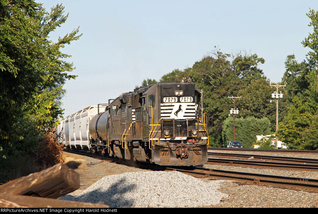 NS 7079 leads train PP05 up the yard lead